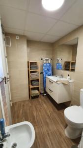łazienka z białą umywalką i toaletą w obiekcie Apartamento ÁTICO SOL Los Miradores del Puerto w mieście La Manga del Mar Menor