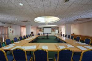 einen Konferenzraum mit einem großen Tisch und Stühlen in der Unterkunft Kissos Hotel in Paphos City