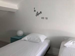 Postel nebo postele na pokoji v ubytování Azores Calheta Inn Apartment T2