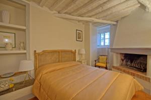 Posteľ alebo postele v izbe v ubytovaní Castello di Montegufoni by PosarelliVillas