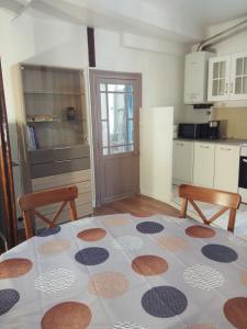 uma cozinha com uma mesa e duas cadeiras e uma porta em Appartement 2 chambres 52 m2 centre ville em Vendôme