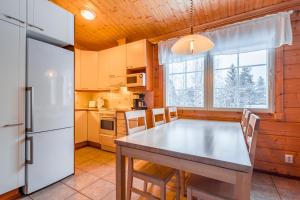 Kuchyň nebo kuchyňský kout v ubytování Lomaperkkiö Apartments
