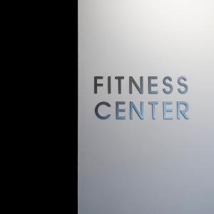 a white sign with the words fitness center on it at Aqua - Pópulo Eco Village in Ponta Delgada