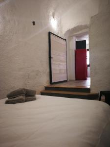 מיטה או מיטות בחדר ב-Apartamento Cueva LA TARACEA