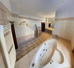 a large bathroom with a tub and a shower at Avalon Bed & Breakfast Themen/- Nichtraucherhotel in Hannover