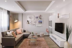 a living room with a couch and a tv at Las Coloradas in Torre del Mar