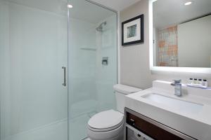 Ванная комната в Crowne Plaza Toronto Airport, an IHG Hotel