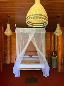 מיטה או מיטות בחדר ב-Ella Wood Cabin