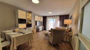 Telewizja i/lub zestaw kina domowego w obiekcie Apartamento ÁTICO SOL Los Miradores del Puerto