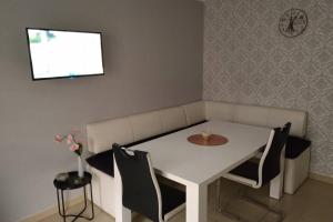einen weißen Tisch und Stühle in einem Zimmer in der Unterkunft Nice Appartement near TradeFair and City 8 Min. in Köln