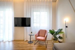 Televízia a/alebo spoločenská miestnosť v ubytovaní The Flirty Athens apartment