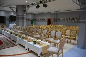 Hotel Club Almoggar Garden Beach في أغادير: إعداد مأدبة مع الطاولات والكراسي