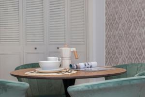 einen Tisch mit Kaffeemaschine und Tassen darauf in der Unterkunft Tu Escapada Urbana - Plaza de Castilla III, Diseño y Localización in Madrid