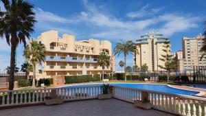 The swimming pool at or close to Apartamento ÁTICO SOL Los Miradores del Puerto