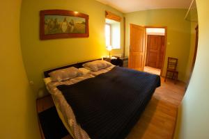 ein Schlafzimmer mit einem großen Bett in einem Zimmer in der Unterkunft Turistična kmetija Vrezner Apartment in Zgornja Kungota