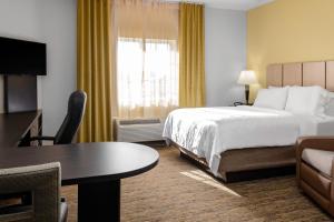 Säng eller sängar i ett rum på Candlewood Suites Warner Robins, an IHG Hotel