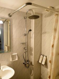 een douche in een badkamer met een wastafel bij City House 2 in Kalamata