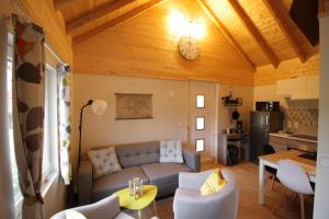 a living room with a couch and a kitchen at Le Chalet Lelio in Saint-Maurice