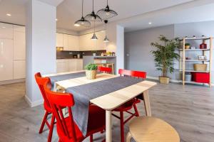 a kitchen and dining room with a table and red chairs at VIVE BURGOS VUT-09 200 in Burgos