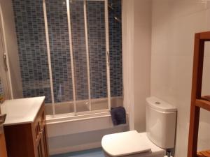 a bathroom with a toilet and a sink and a window at Espasante - Galicia in O Porto de Espasante