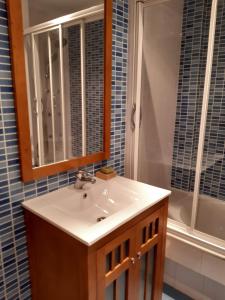 y baño con lavabo, espejo y ducha. en Espasante - Galicia, en Porto de Espasante