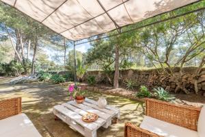 Ein Garten an der Unterkunft Marina Ses Covetes