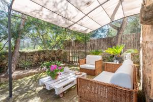 Ein Garten an der Unterkunft Marina Ses Covetes