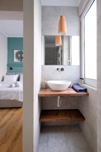 Posteľ alebo postele v izbe v ubytovaní The Flirty Athens apartment