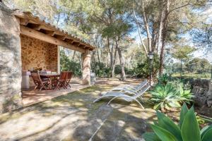 Ein Garten an der Unterkunft Marina Ses Covetes