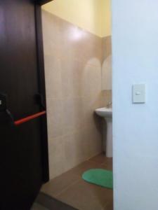 een badkamer met een toilet, een wastafel en een deur bij los cerros pb in Bariloche