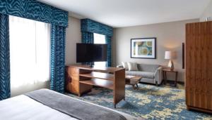 une chambre d'hôtel avec un lit et une télévision dans l'établissement Bear Springs Hotel, à Highland