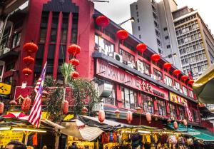 The 5 Elements Hotel Chinatown Kuala Lumpur في كوالالمبور: مبنى عليه فوانيس حمراء في مدينة