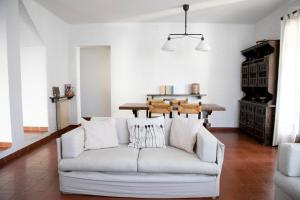 リーヴァ・ディ・ソルトにあるIseoLakeRental - Villa Flaviaのリビングルーム(白いソファ、テーブル付)