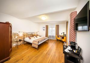 Kama o mga kama sa kuwarto sa Bellevue Hotel Benešov
