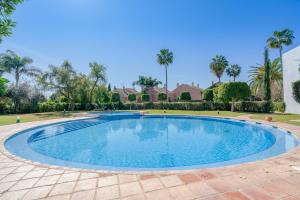 Bazén v ubytovaní OleHolidays Guadalmina Golf Plaza alebo v jeho blízkosti