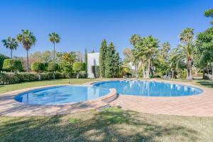 Bazén v ubytovaní OleHolidays Guadalmina Golf Plaza alebo v jeho blízkosti