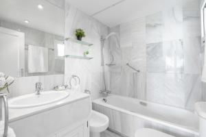 Kúpeľňa v ubytovaní OleHolidays Guadalmina Golf Plaza