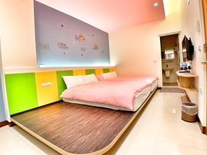 een slaapkamer met een bed op een groot tapijt bij The Sunny Homestay in Puli