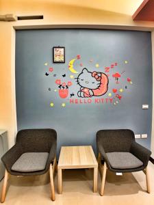 een muur met een 'hallo kitty wall sticker' in een wachtkamer bij The Sunny Homestay in Puli