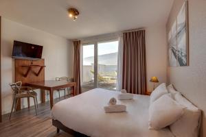 艾克斯莱班阿祖雷公寓酒店的一间带床、桌子和窗户的酒店房间