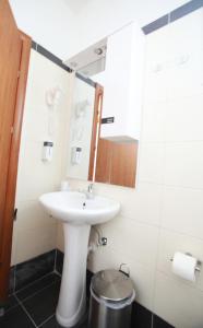 Koupelna v ubytování Kryopigi Home 1