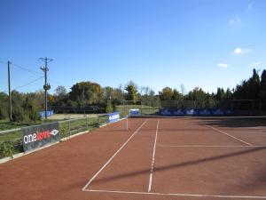 una pista de tenis con una red encima en Pivarootsi Windmill, en Pivarootsi