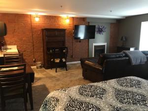Lodging at the Gaffer Inn客房内的一张或多张床位