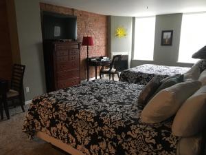 Lodging at the Gaffer Inn客房内的一张或多张床位