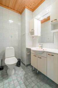 Kylpyhuone majoituspaikassa Lomaperkkiö Apartments