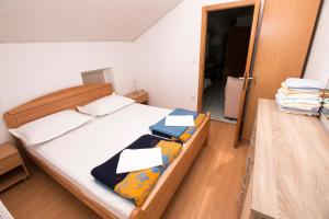 1 dormitorio con 1 cama con 2 toallas en Omis - Michy Apartments en Omiš