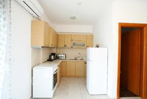 Kuchyň nebo kuchyňský kout v ubytování Kryopigi Home 2