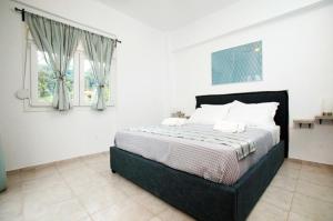 Postel nebo postele na pokoji v ubytování Kryopigi Home 2