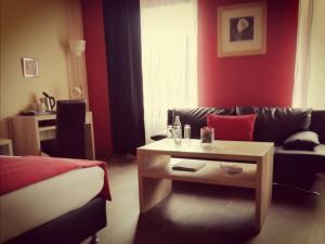 ein Wohnzimmer mit einem Sofa und einem Tisch in der Unterkunft Henblas Hotel in Altenaffeln