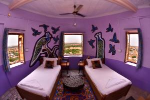 Giường trong phòng chung tại Deepak Hotel & Restaurant